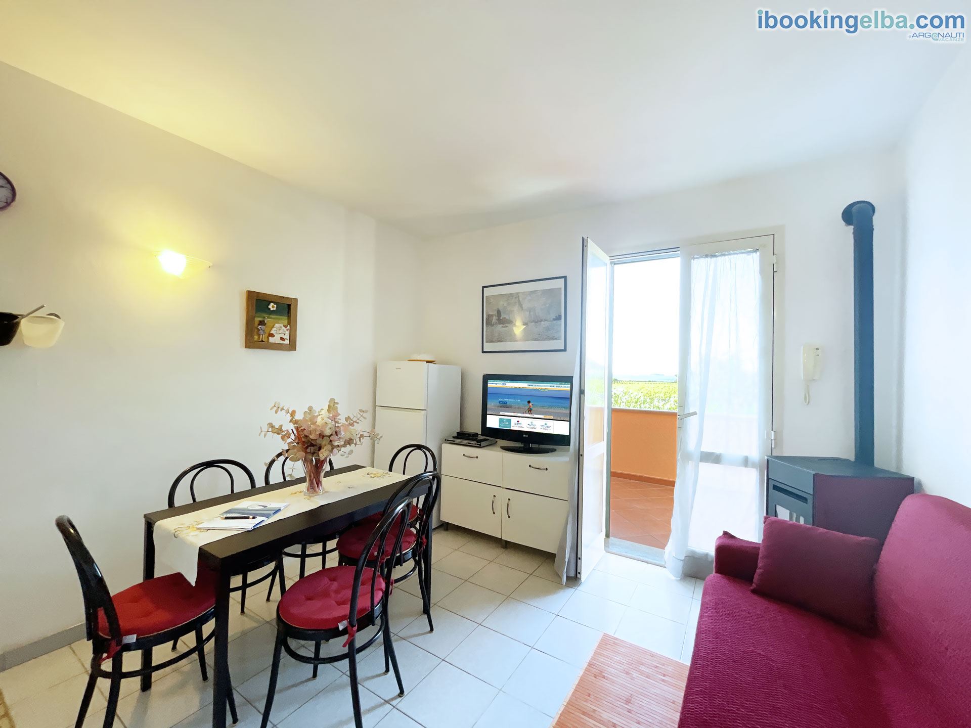 Sunset House - (Primo Piano) Soggiorno con angolo cottura, divano letto, zona pranzo e TV