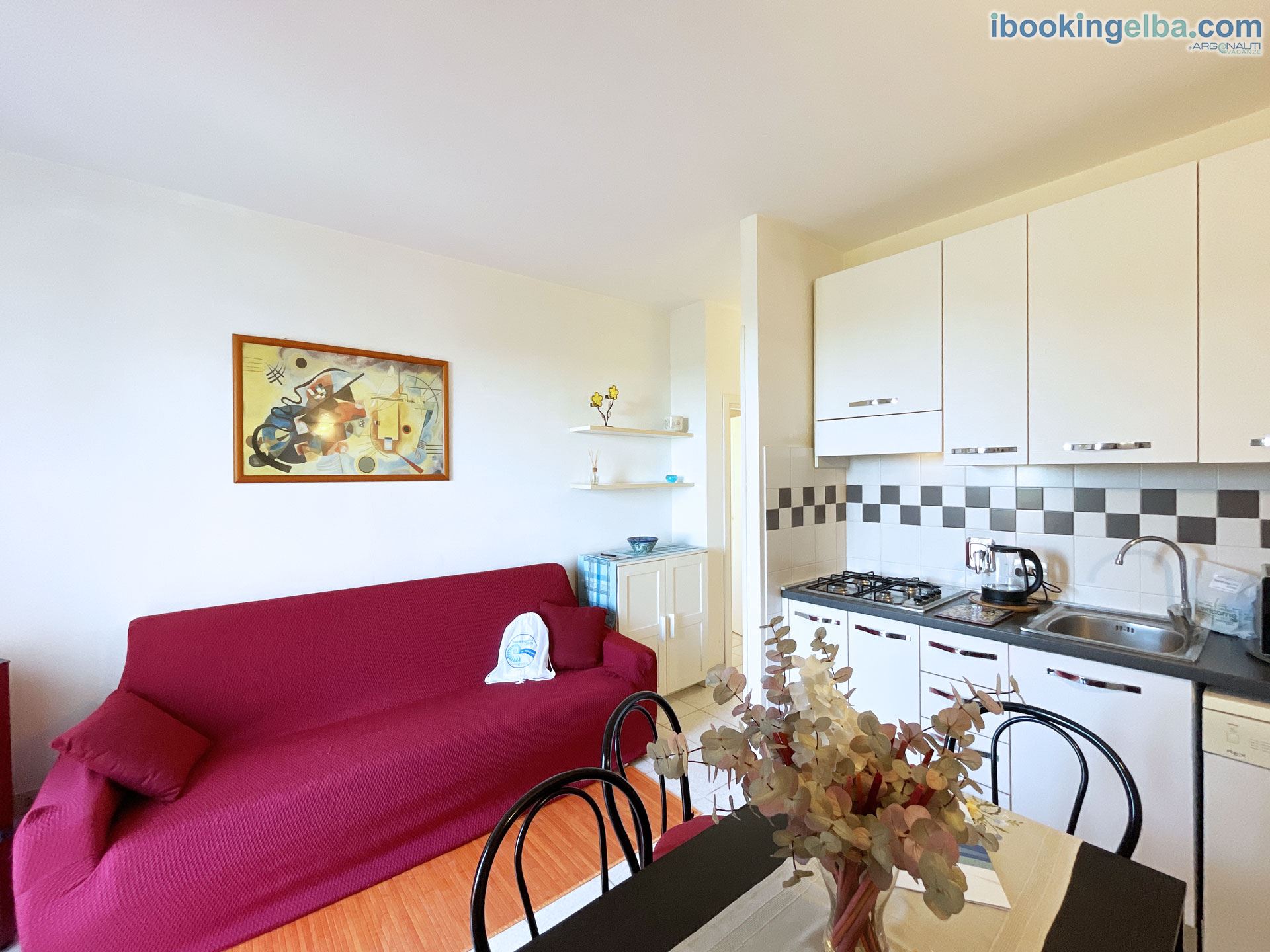 Sunset House - (Primo Piano) Soggiorno con angolo cottura, divano letto, zona pranzo e TV