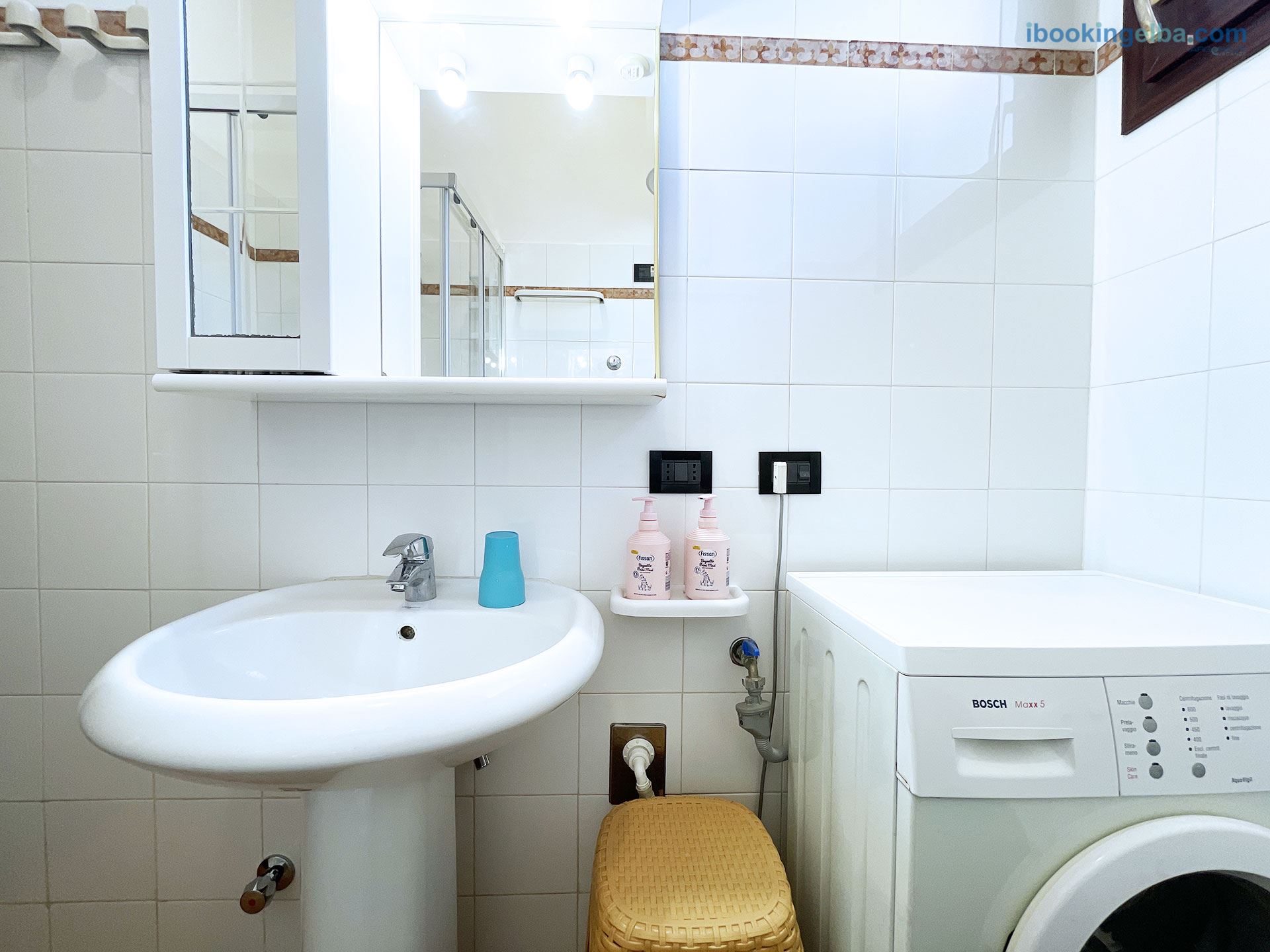 Casa Vanni - Bagno con Box Doccia e Lavatrice
