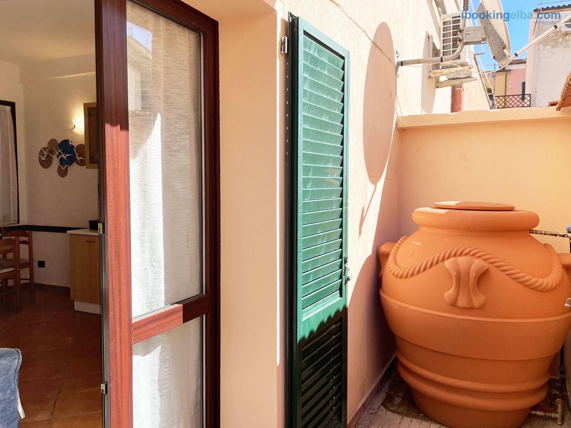 Casa Vanni - Spazio Esterno lato Soggiorno con Cisterna  e Tenditoio