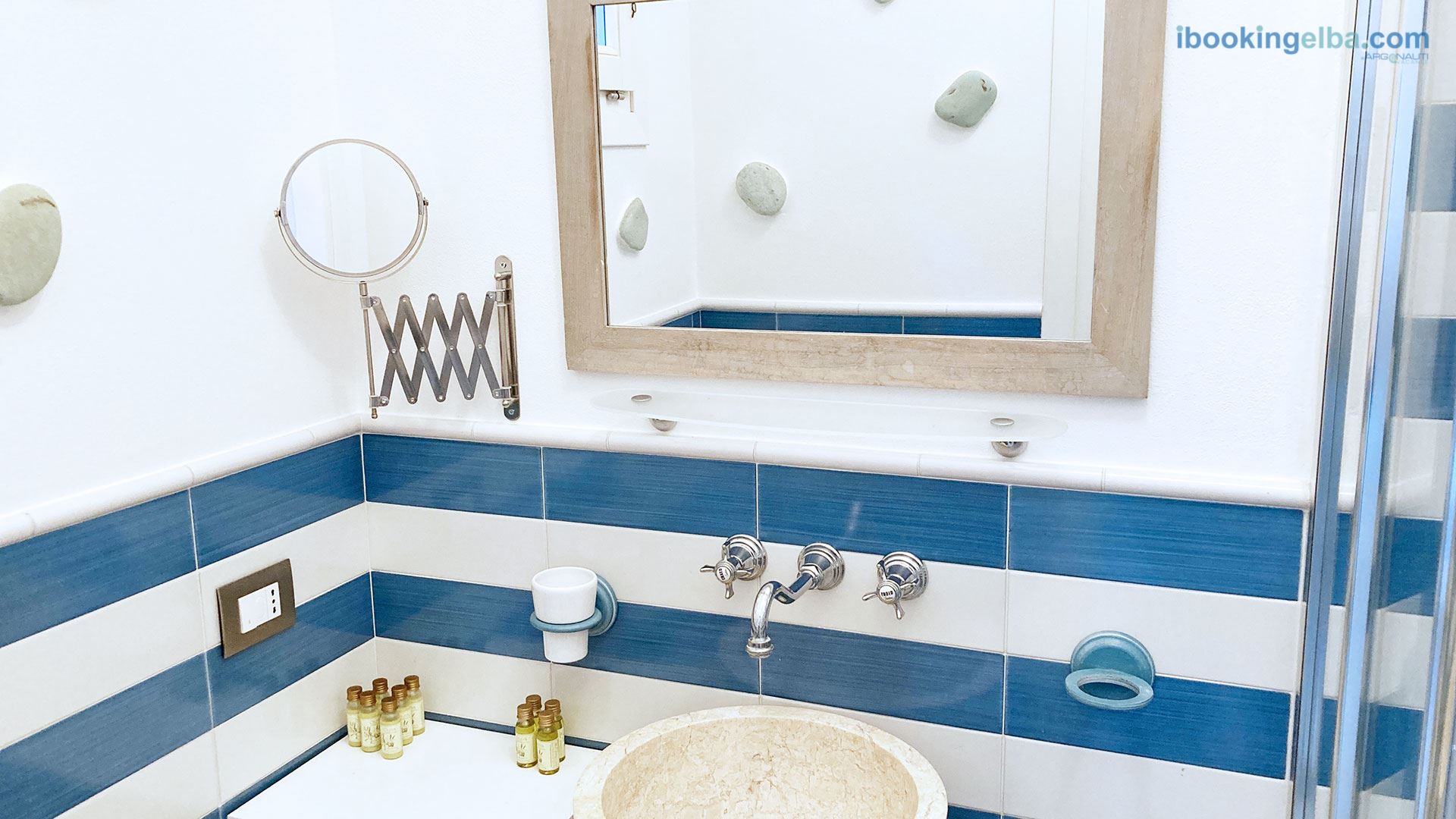 Villa Incantata - Camera Matrimoniale La Bleue con ingresso indipendente e bagno privato