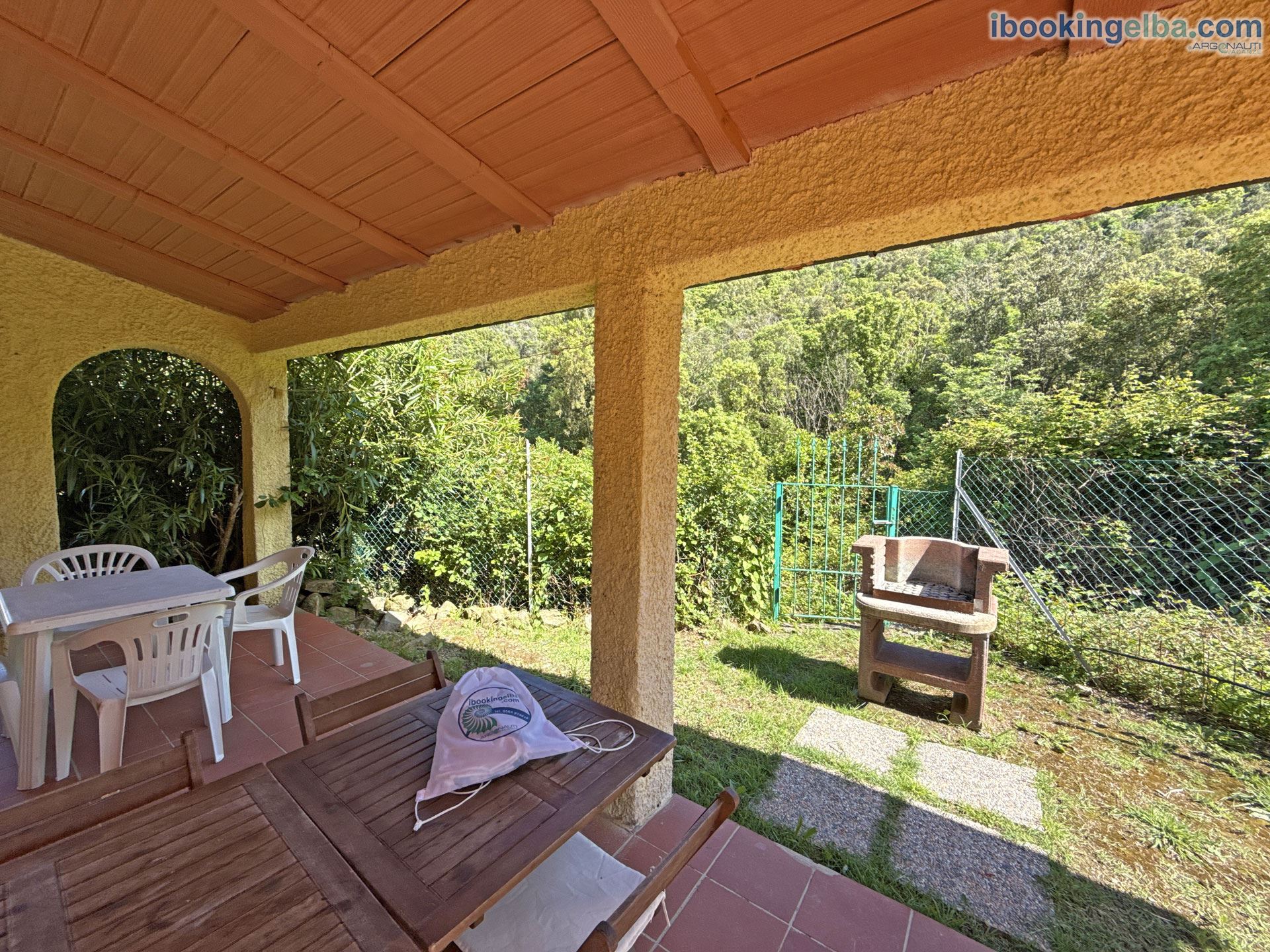 Villetta Redinoce - Veranda con barbecue e zona pranzo attrezzata