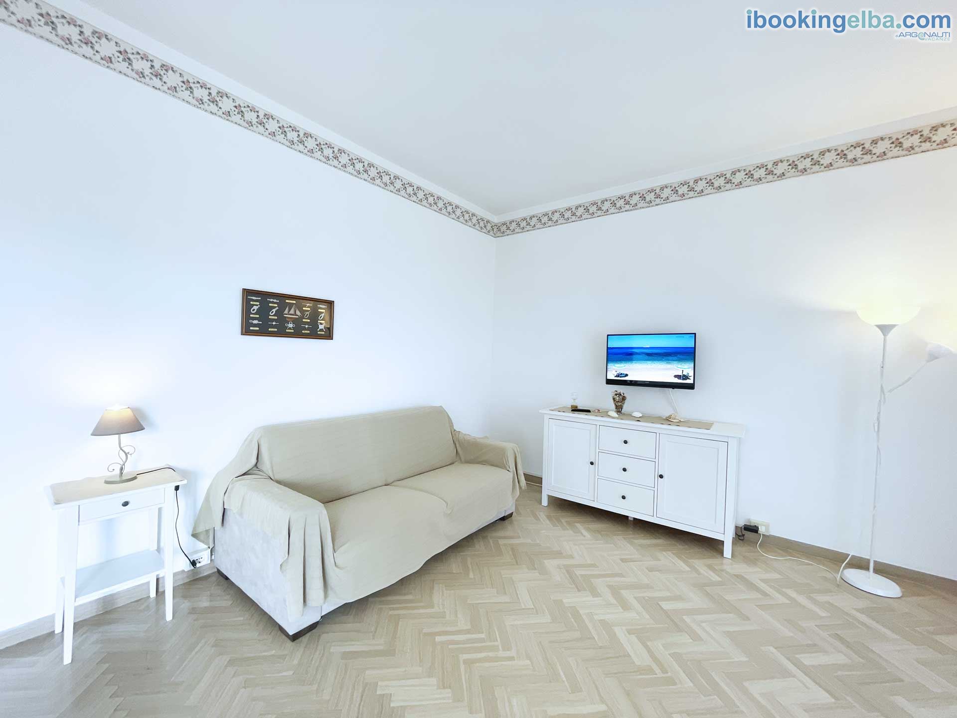 VILLA BEL PANORAMA - PRIMO PIANO - SOGGIORNO CON DIVANO E ANGOLO TV