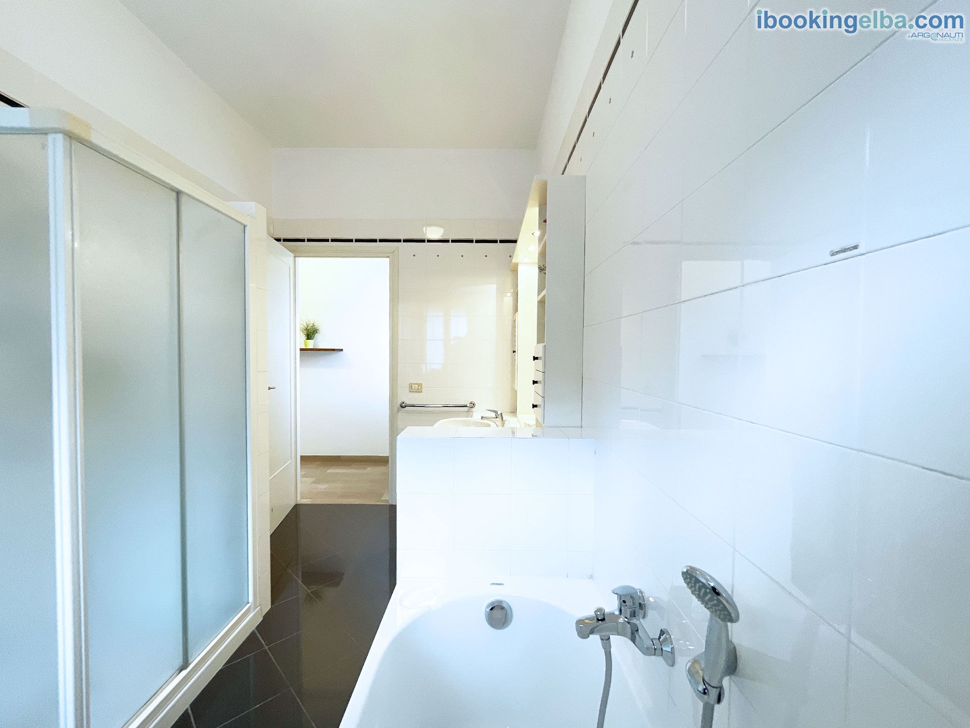 VILLA BEL PANORAMA - PRIMO PIANO - BAGNO 1 CON BOX DOCCIA E VASCA