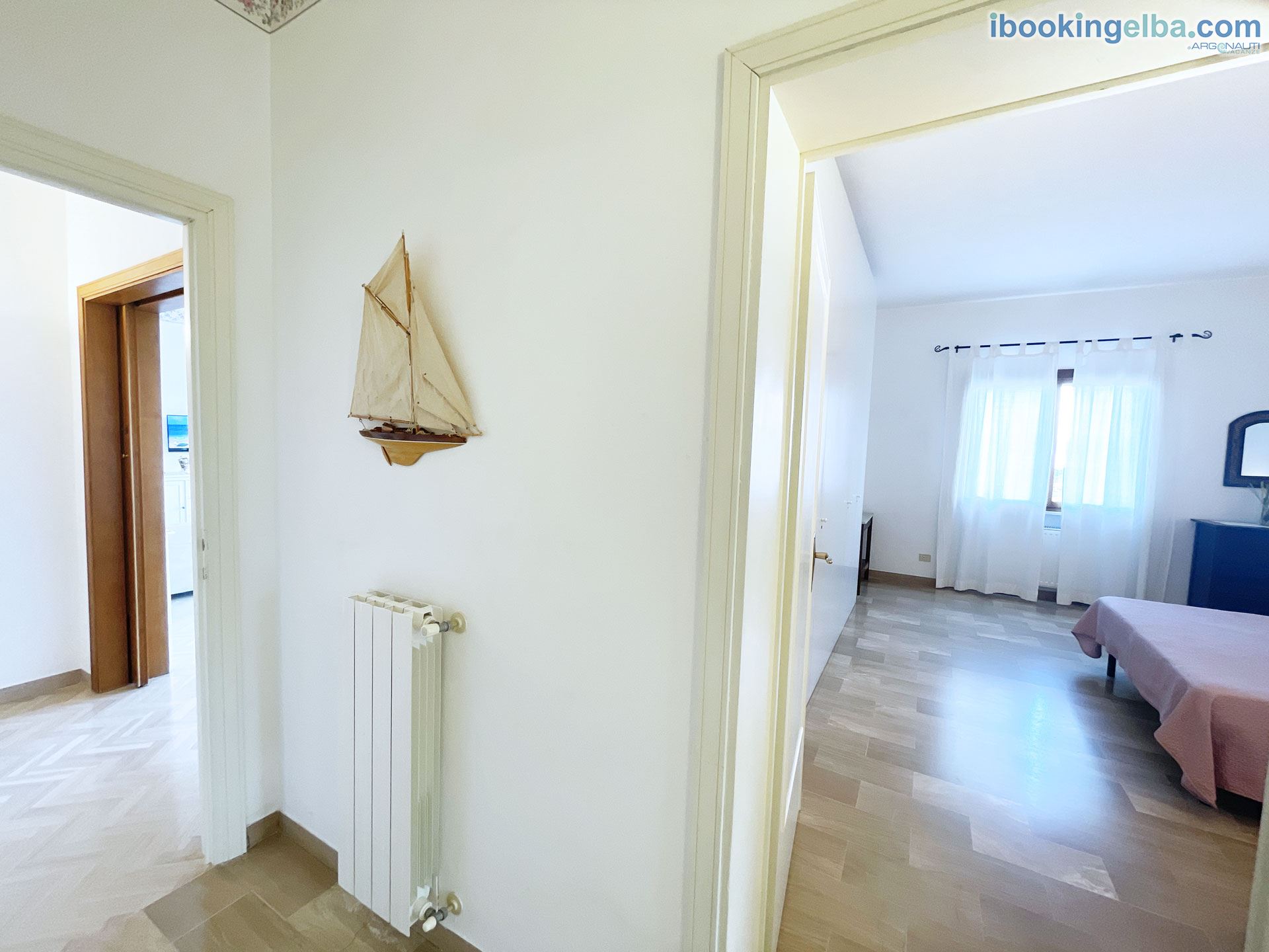 VILLA BEL PANORAMA - PRIMO PIANO - CORRIDOIO 2 -  CAMERA MATRIMONIALE E SOGGIORNO