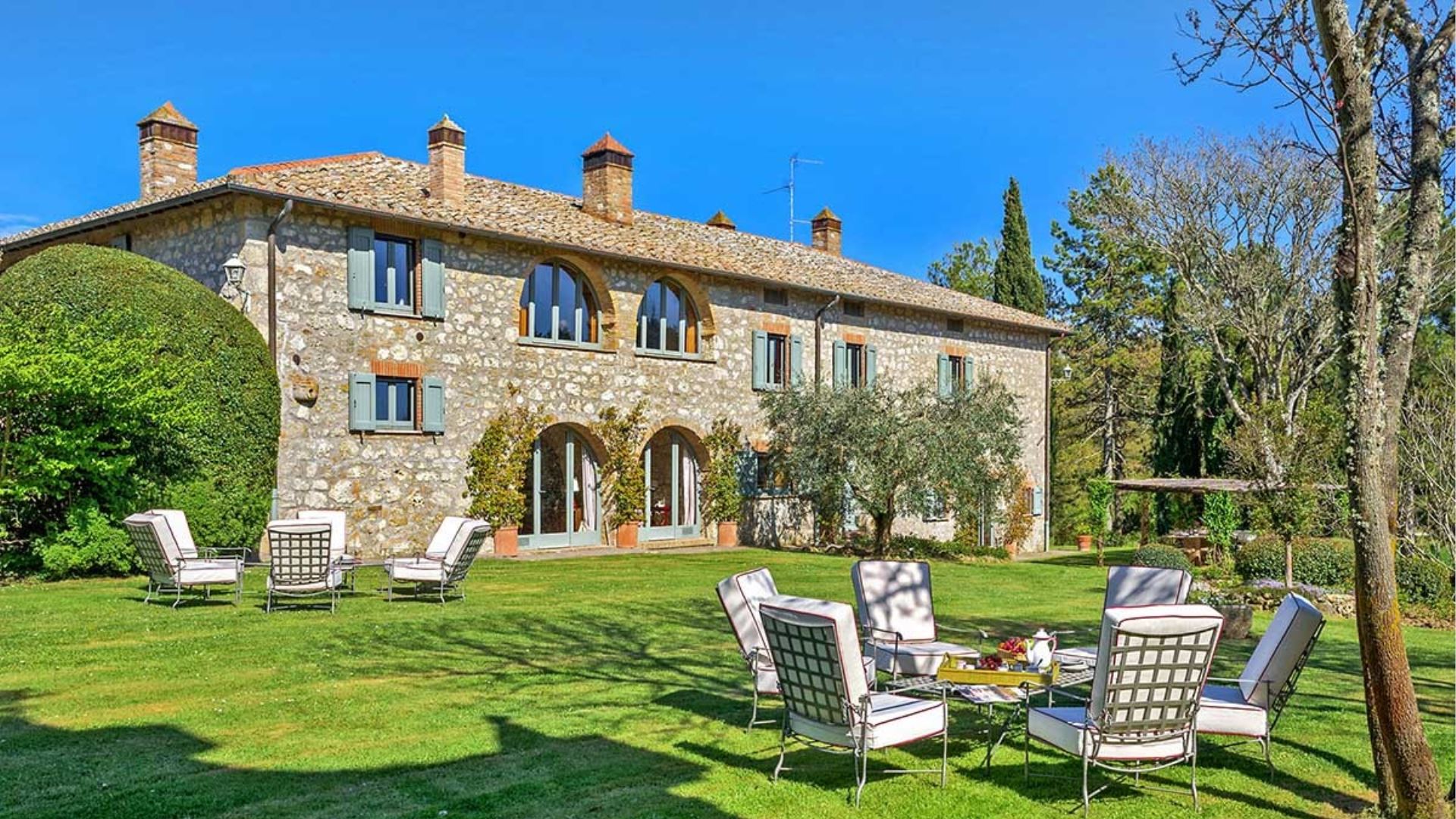VILLA AIOLA