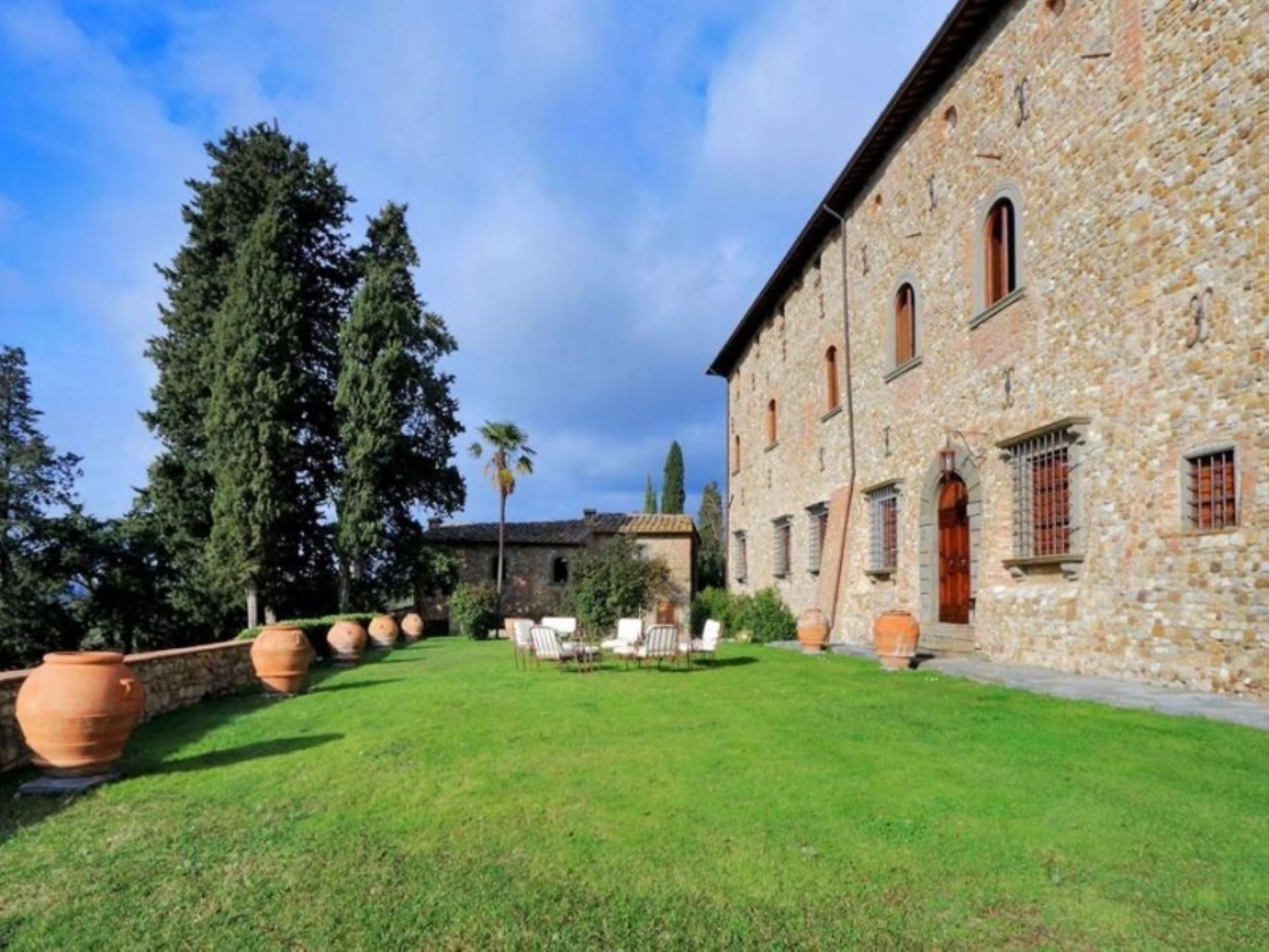 CASTELLO DI MONTEFRIDI - IL CASTELLO