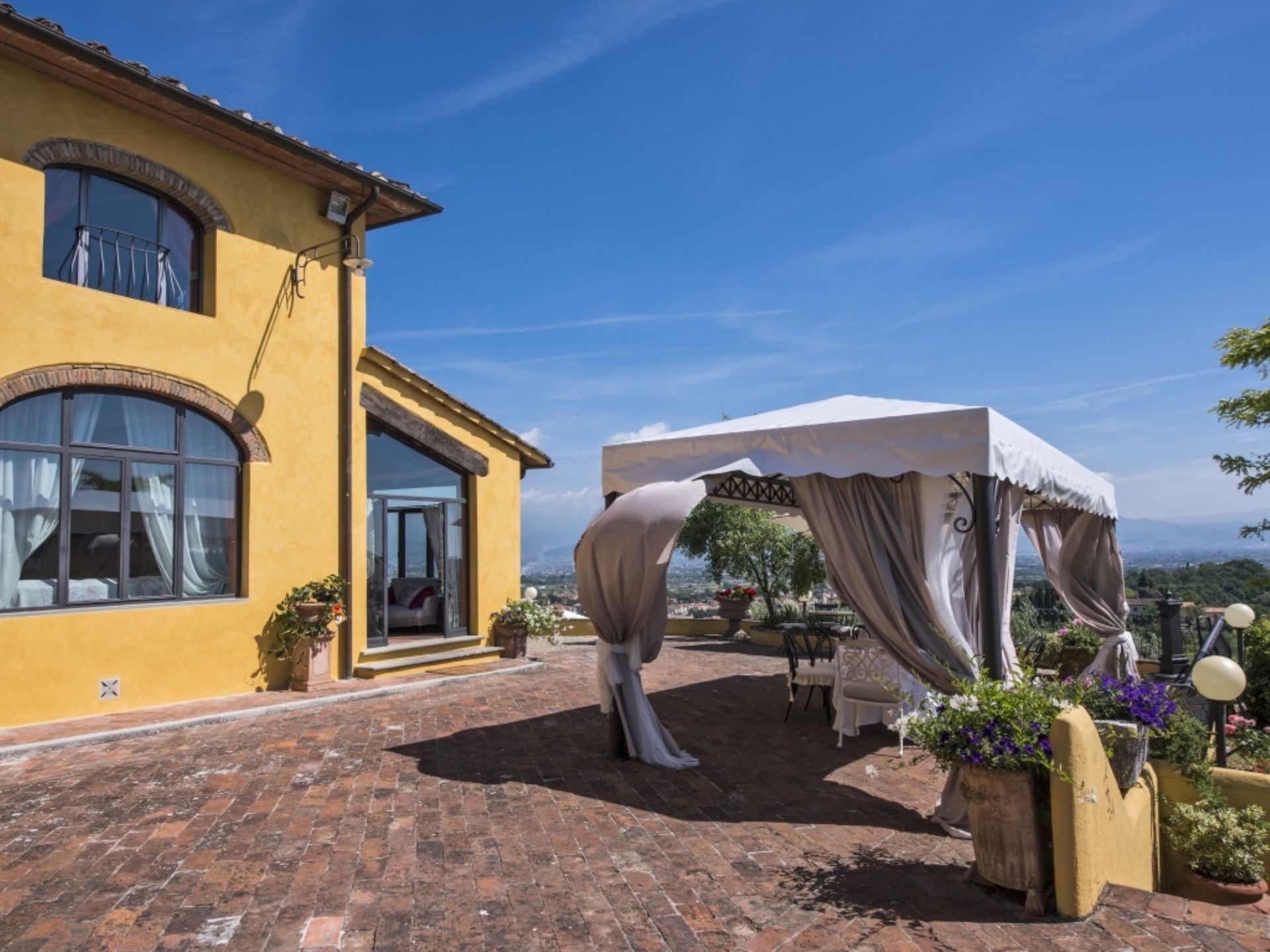 VILLA LUCENTE